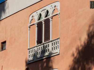 Le stesse che notiamo, tra eleganti colonnine e decori floreali, sul prospetto laterale...